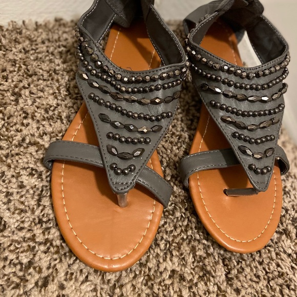 grey sandals 👡 - Picture 2 of 4